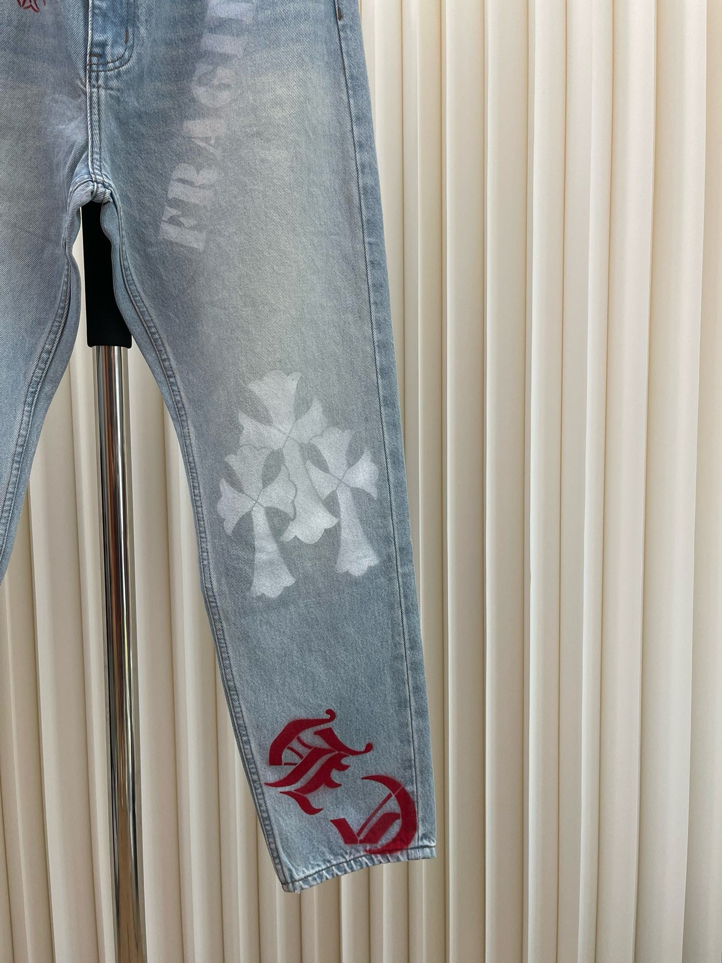 Pantalón azul y negro claro