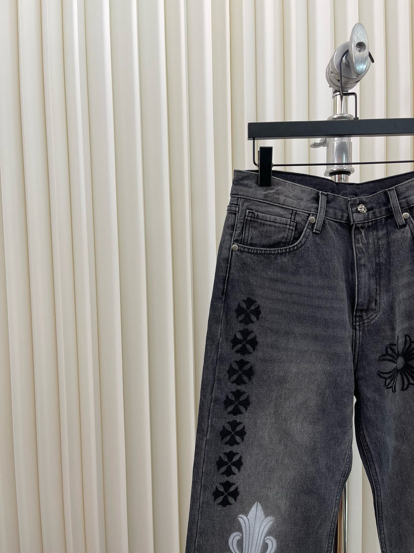 Pantalón azul y negro claro