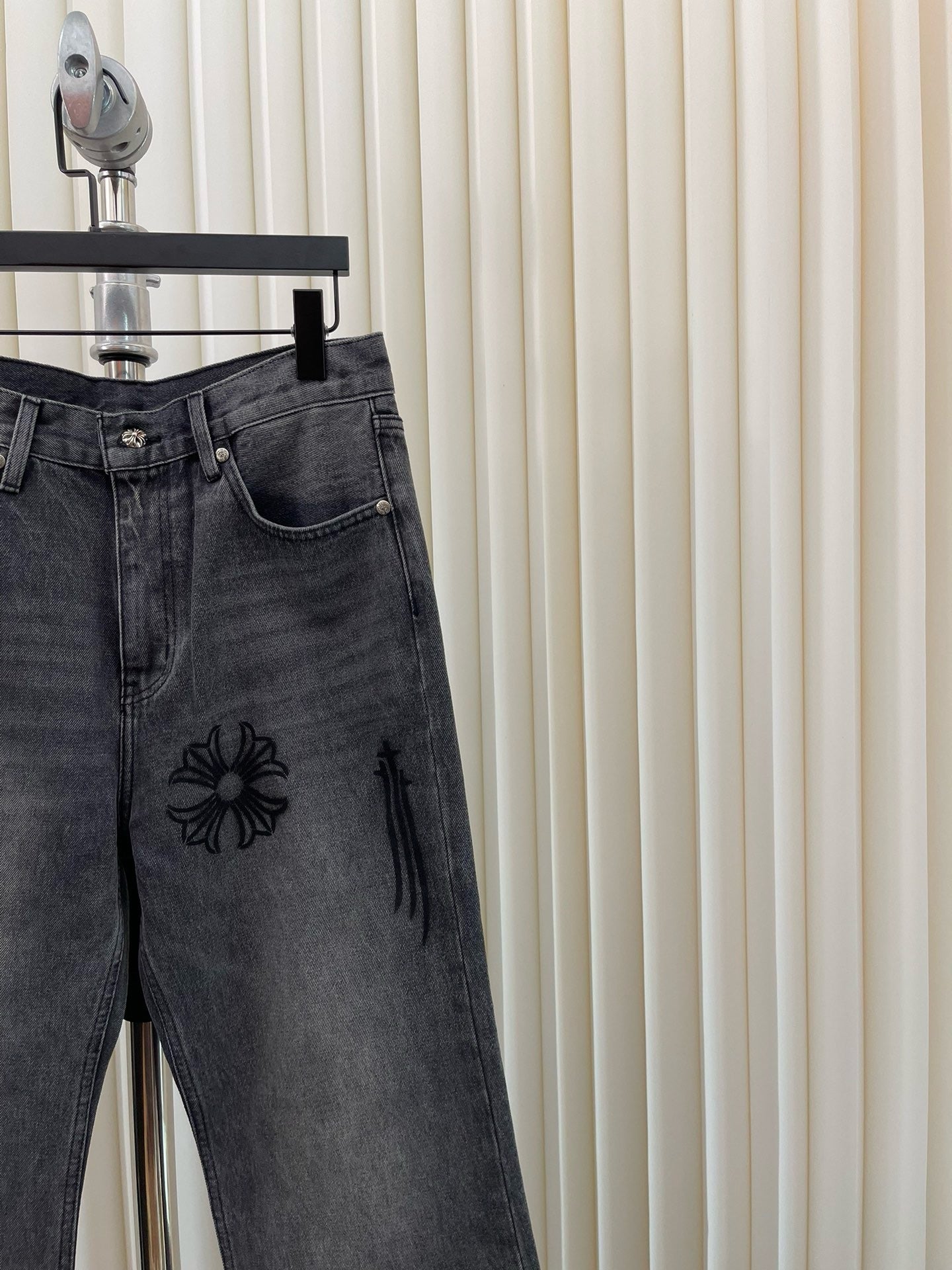 Pantalón azul y negro claro
