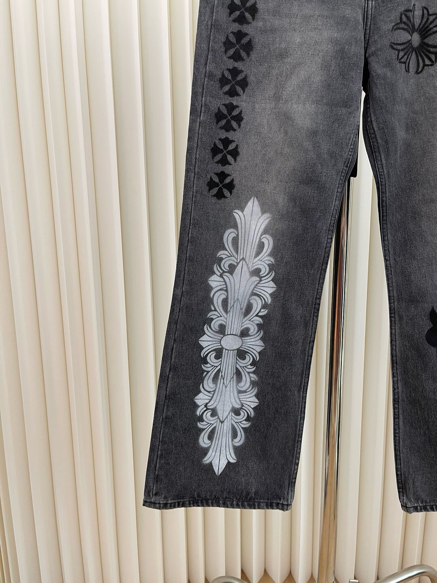 Pantalón azul y negro claro