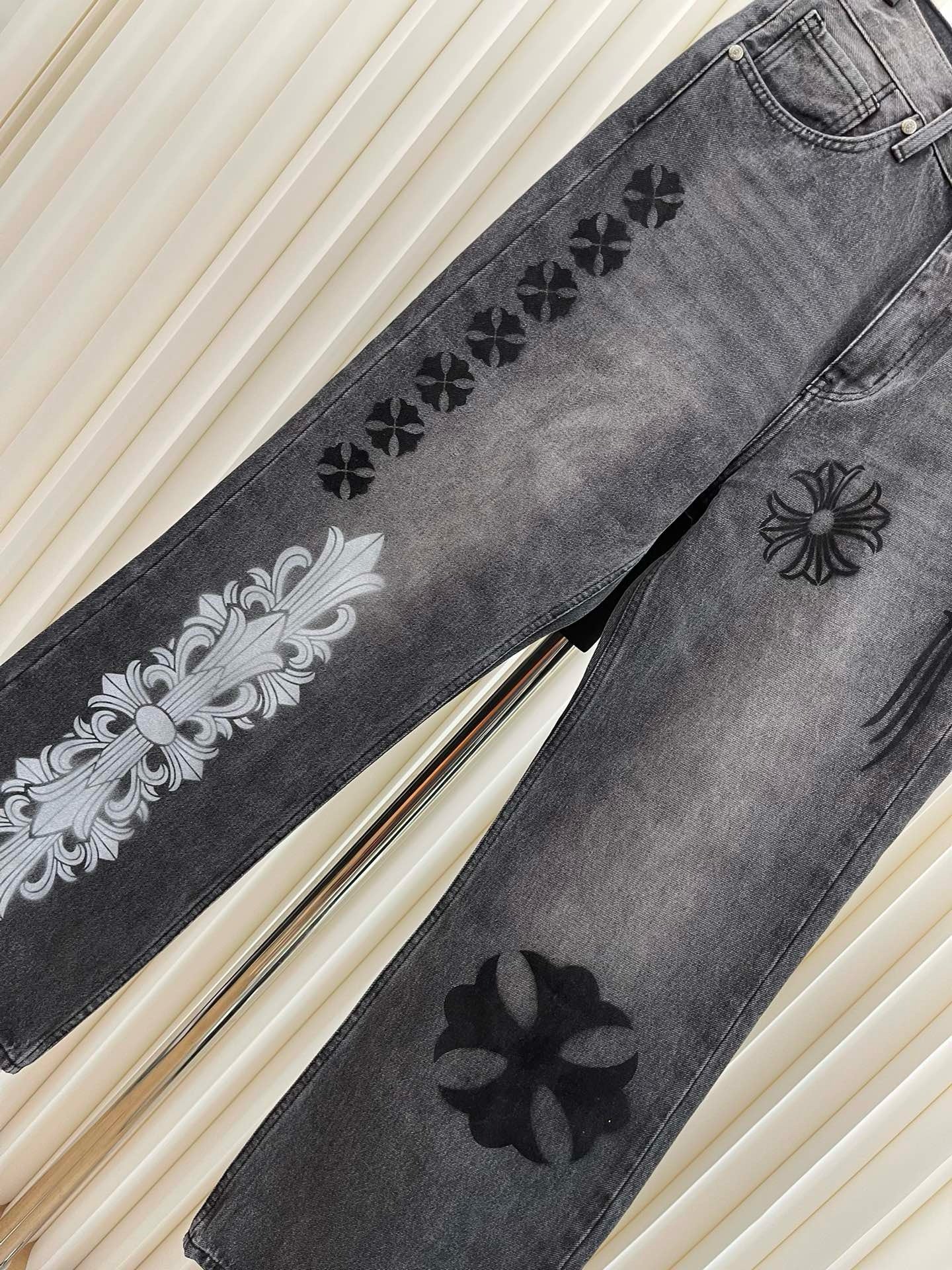 Pantalón azul y negro claro