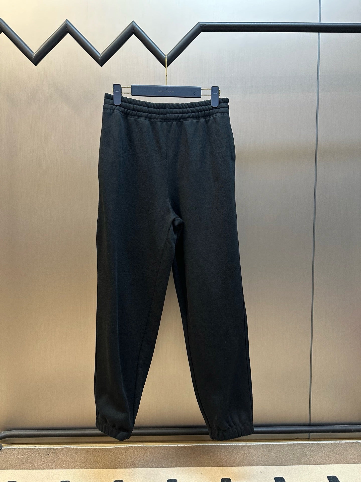 Pantalón negro y azul
