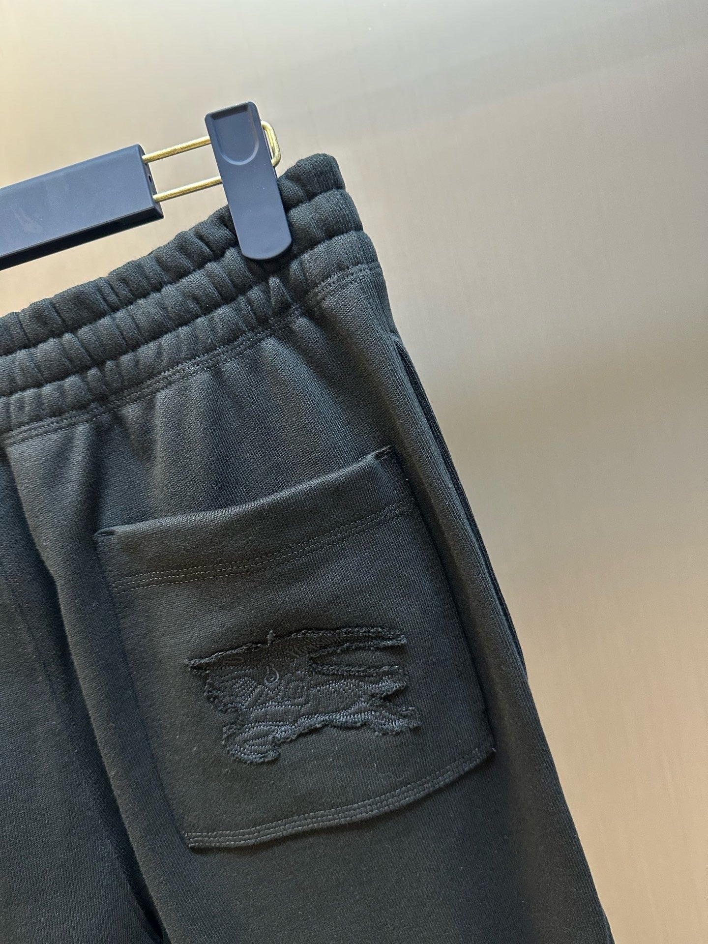 Pantalón negro y azul