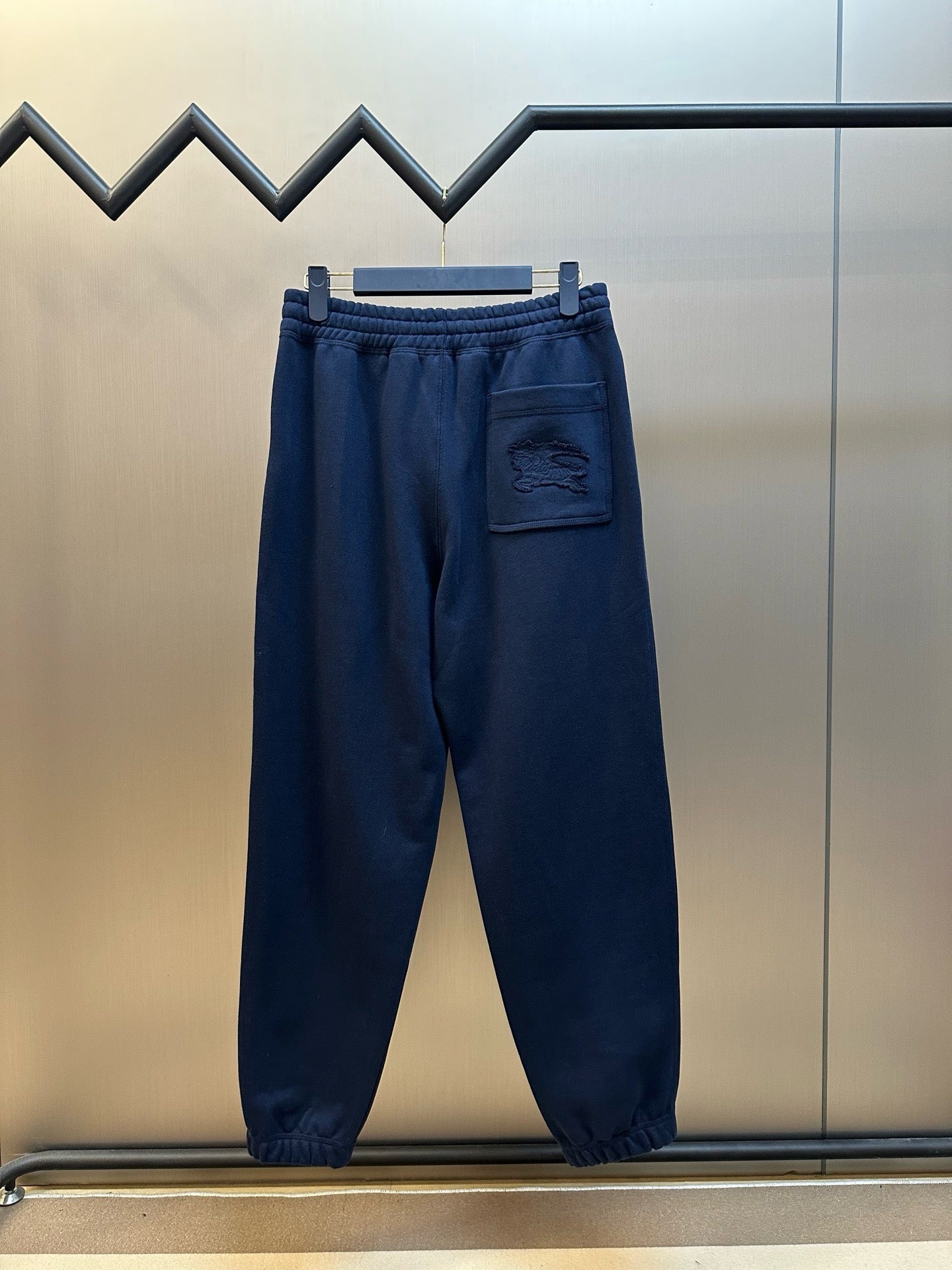 Pantalón negro y azul