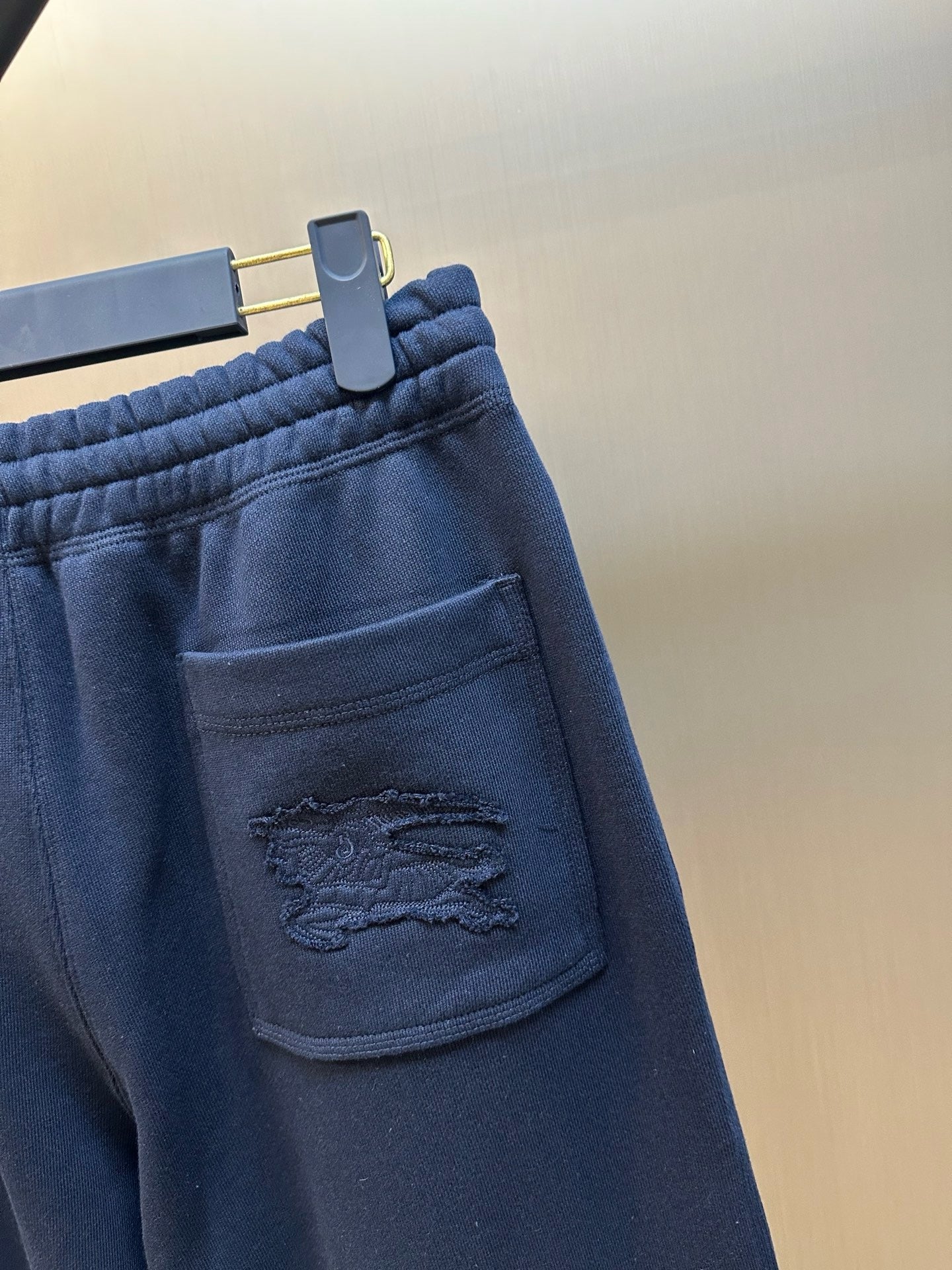 Pantalón negro y azul