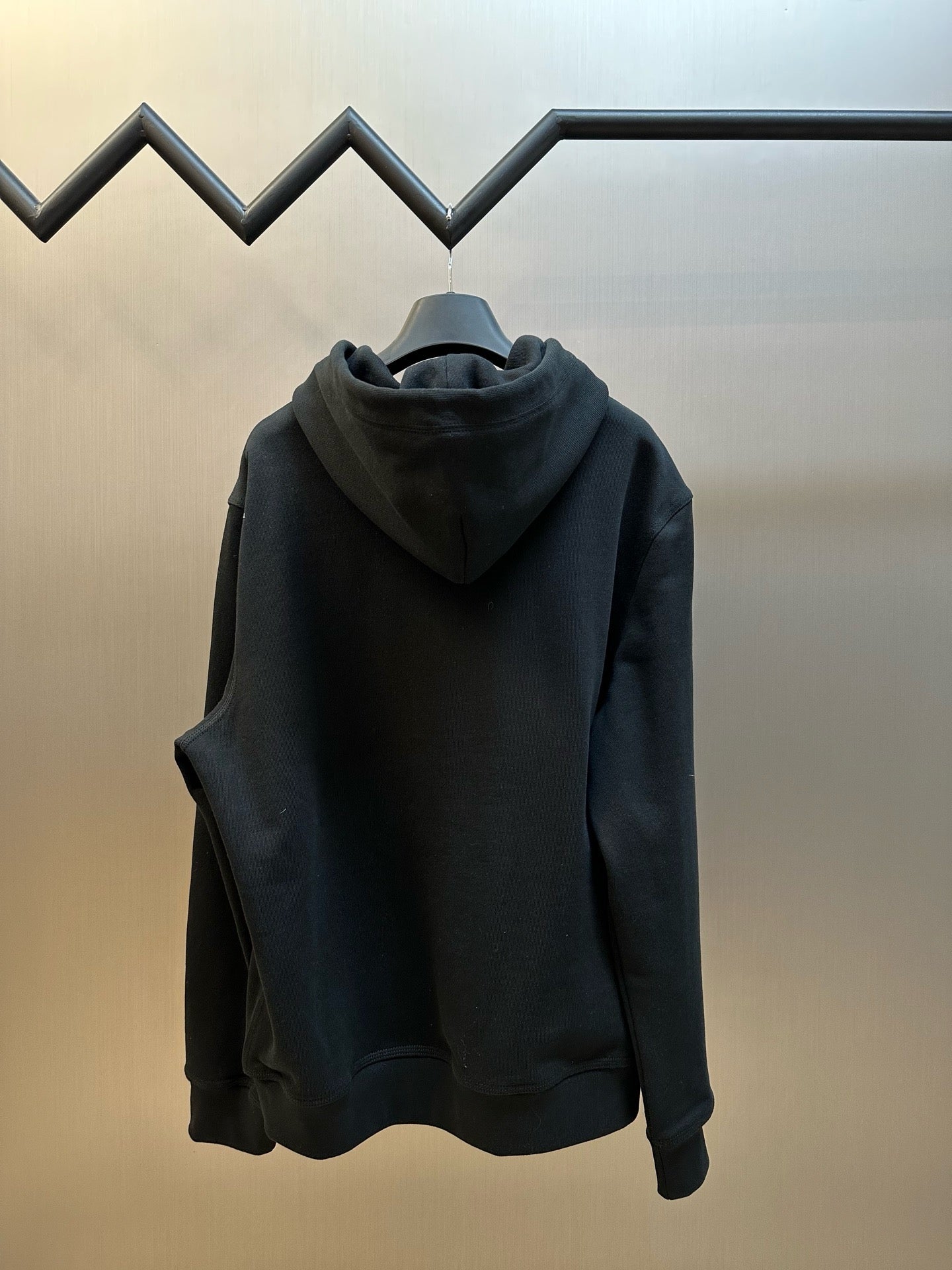 Chaqueta negra y gris