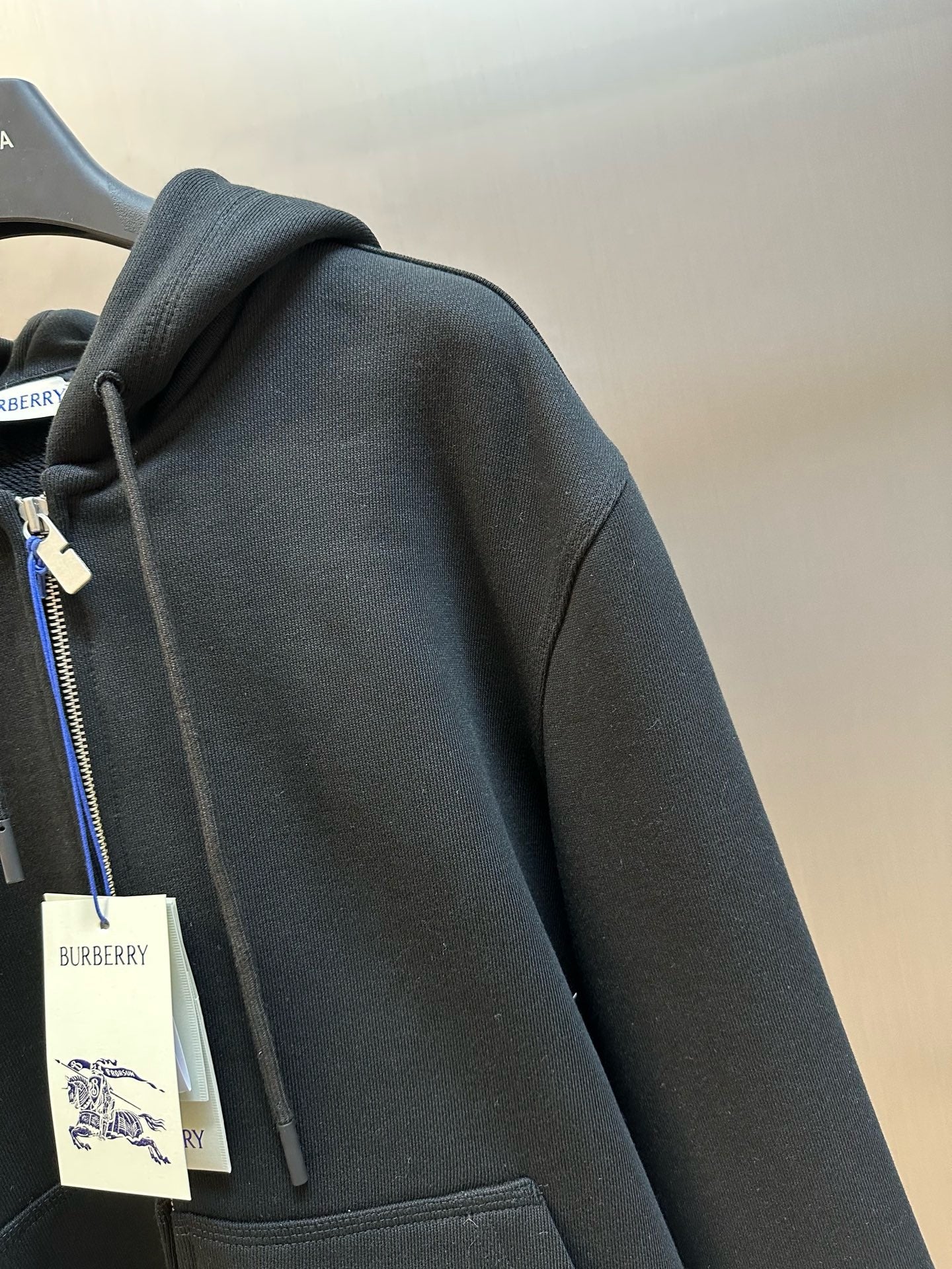 Chaqueta negra y gris