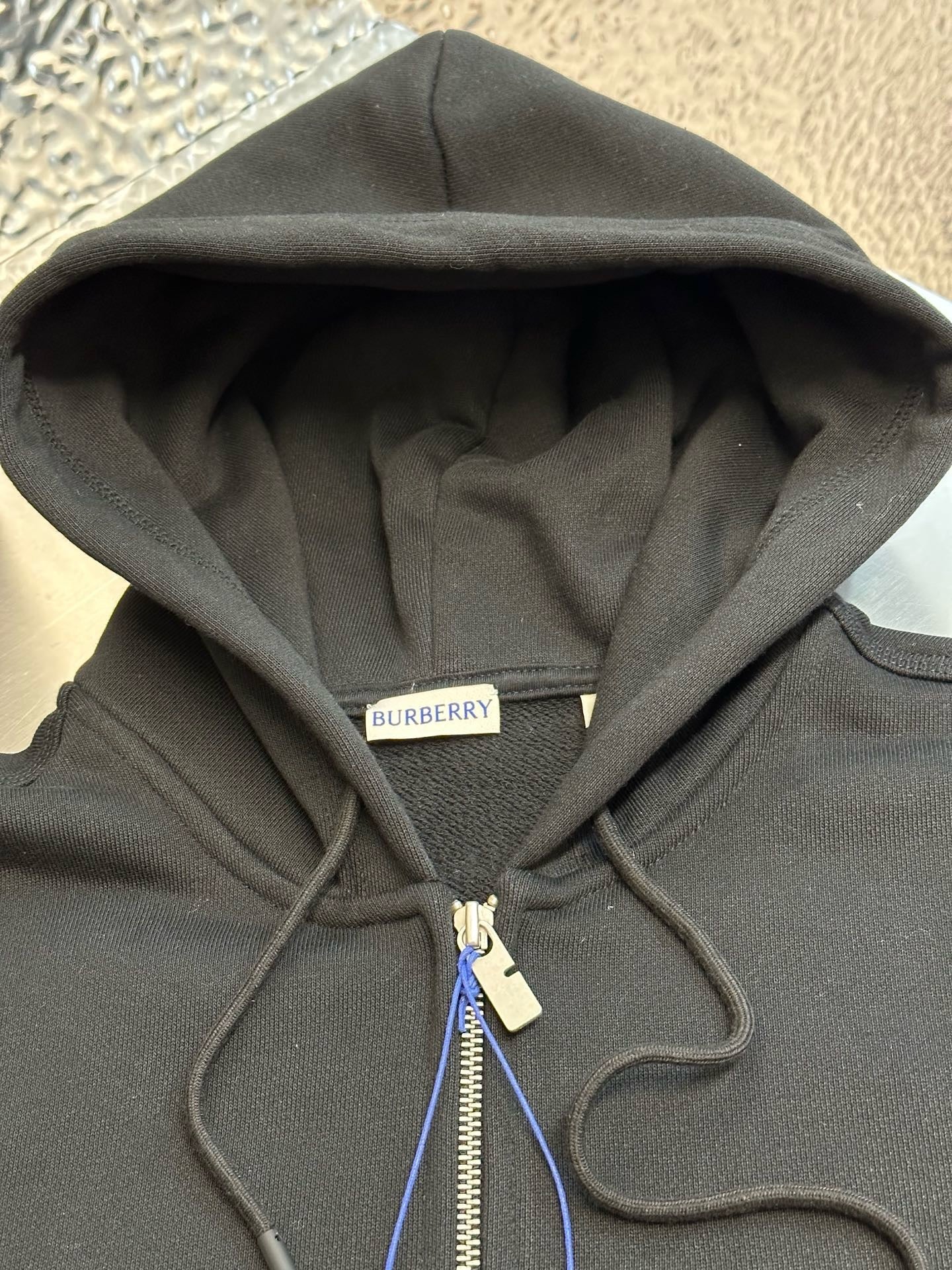 Chaqueta negra y gris