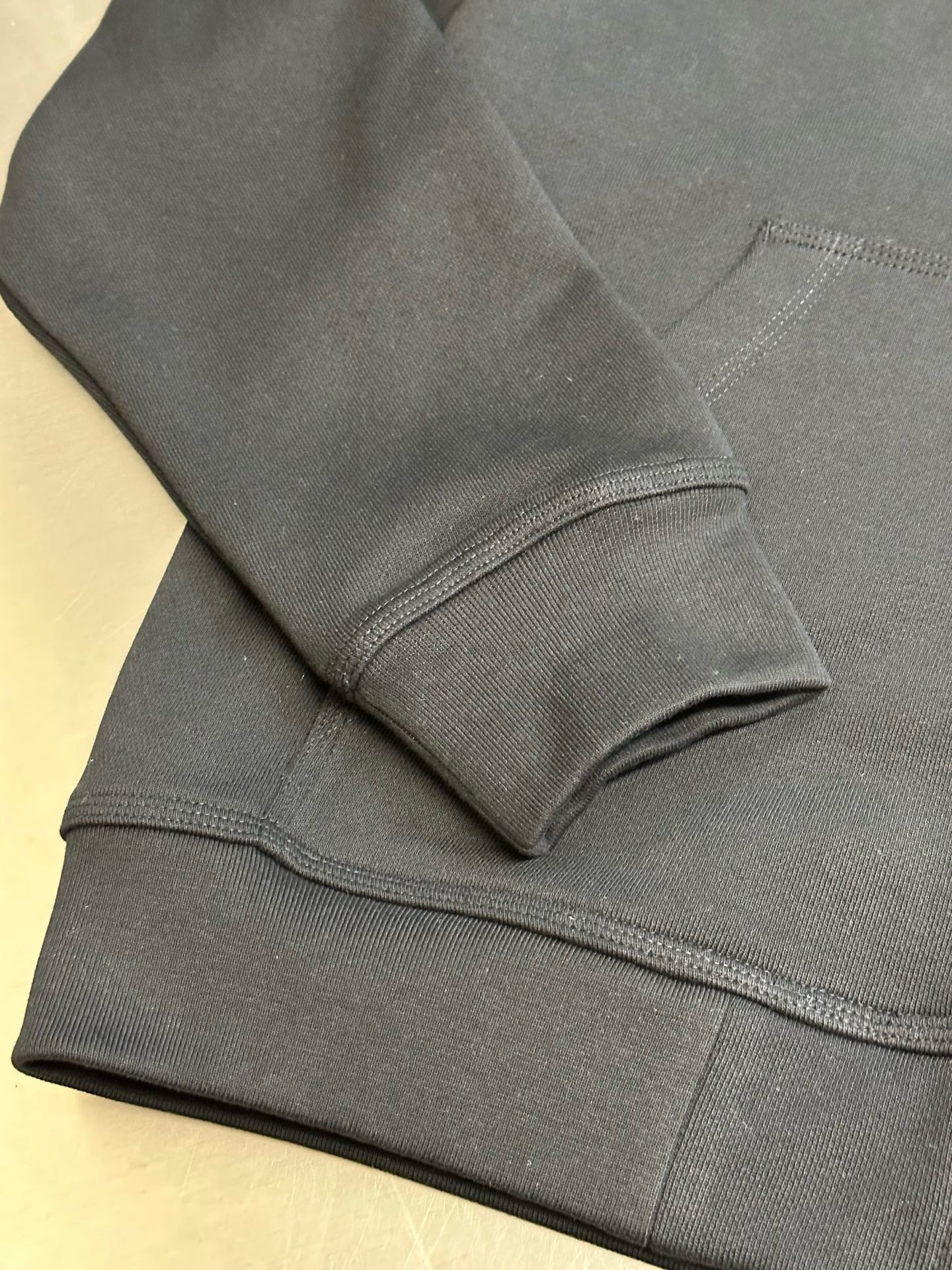 Chaqueta negra y gris