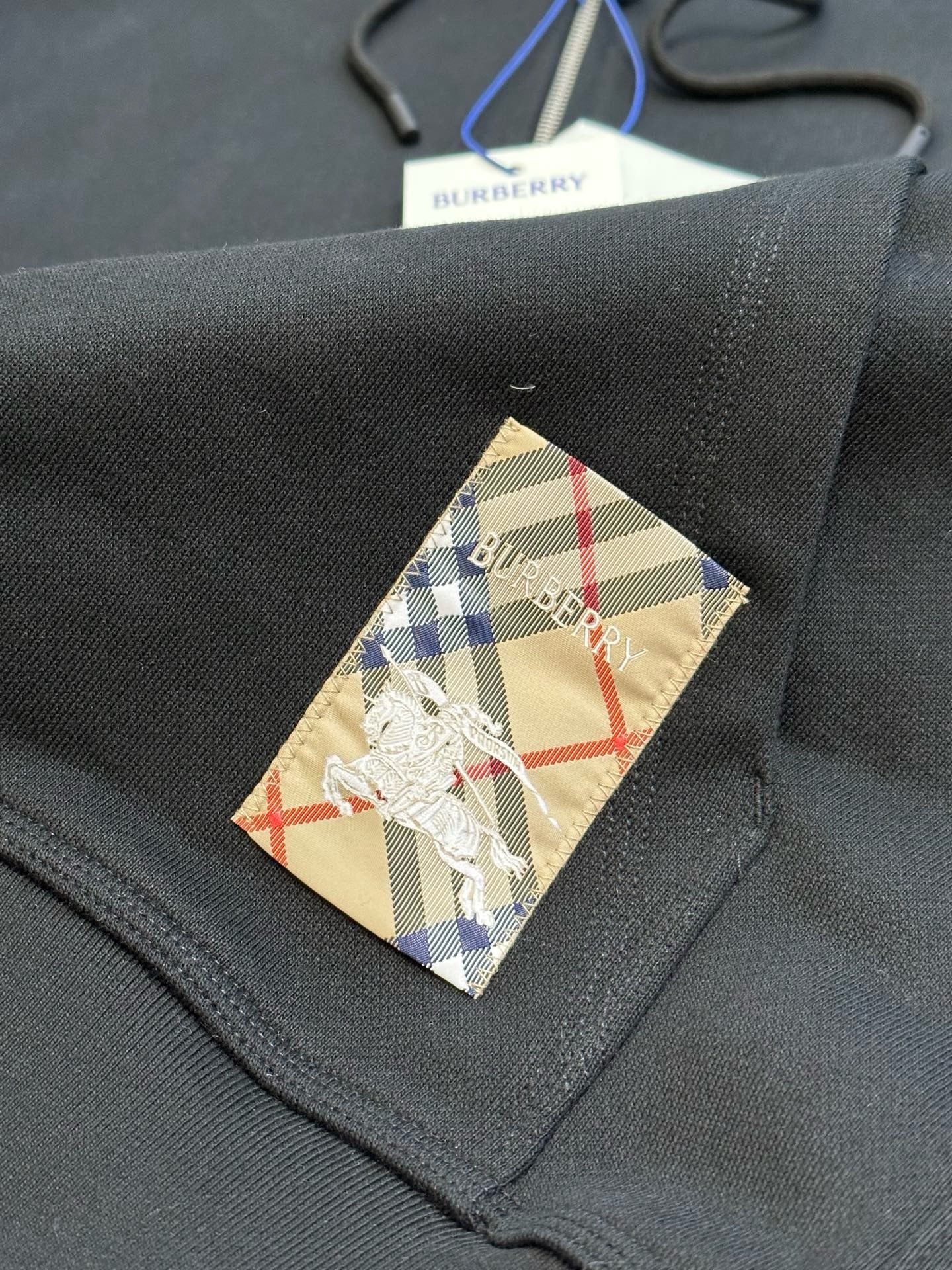Chaqueta negra y gris