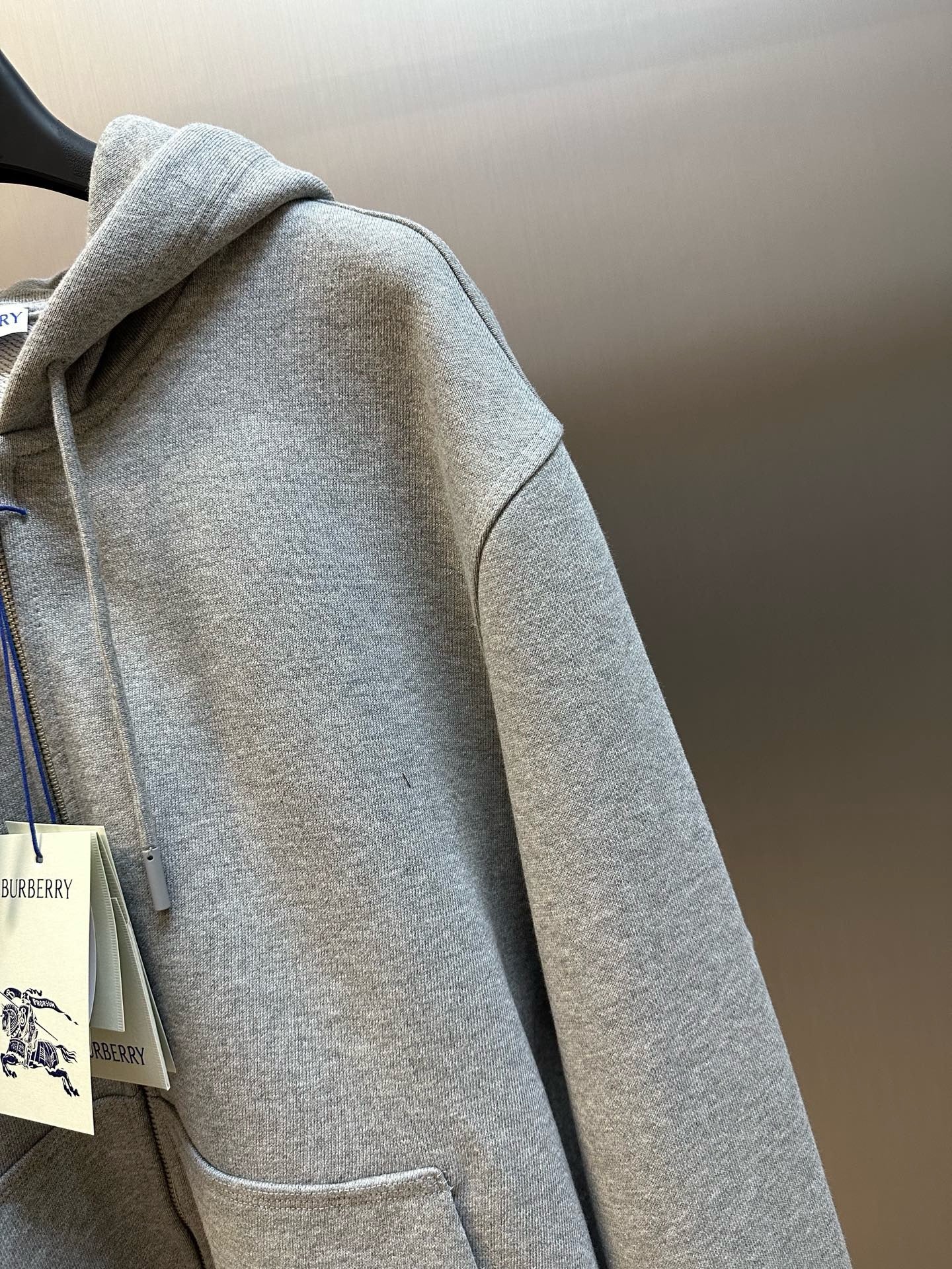 Chaqueta negra y gris