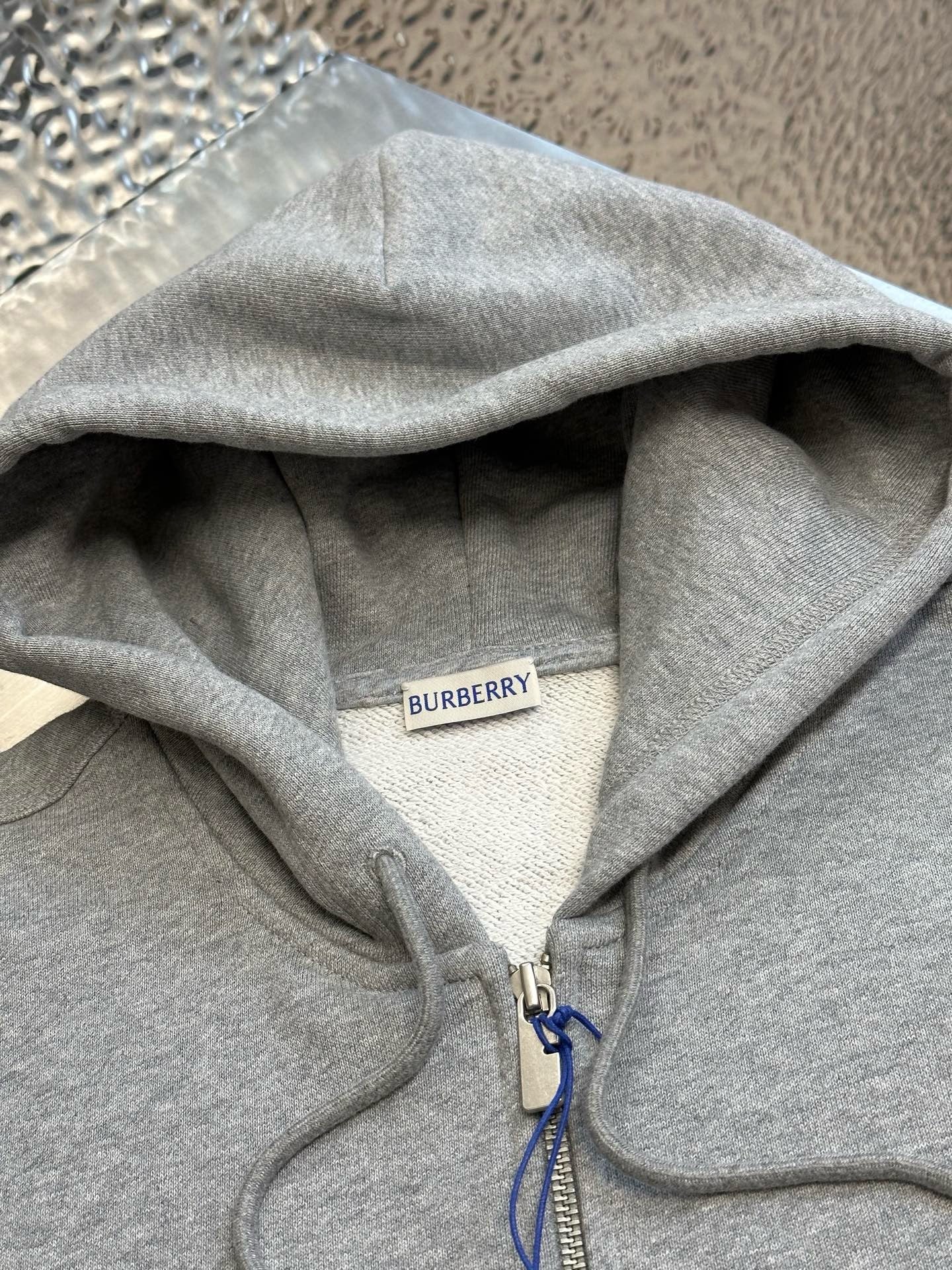Chaqueta negra y gris
