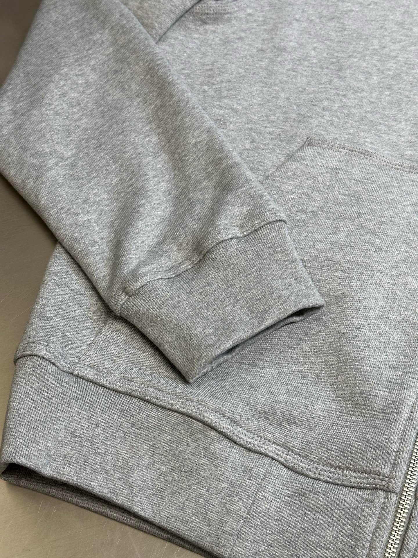 Chaqueta negra y gris