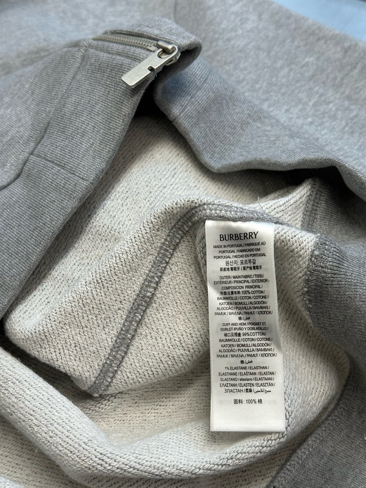 Chaqueta negra y gris