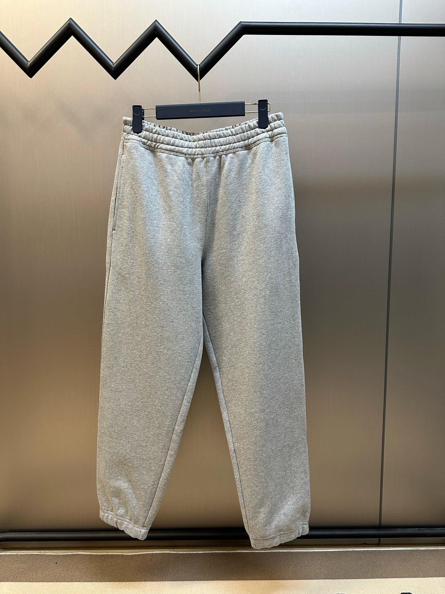 Pantalón negro y gris