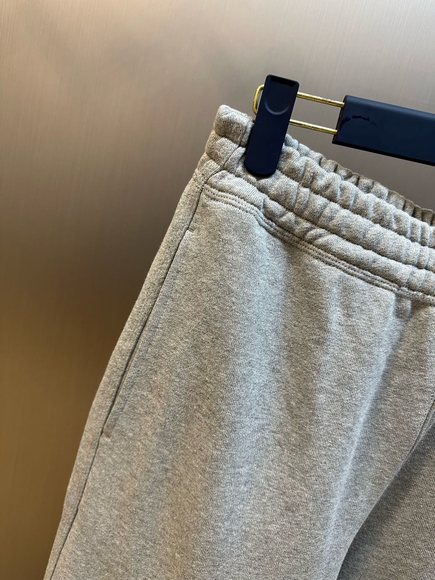 Pantalón negro y gris