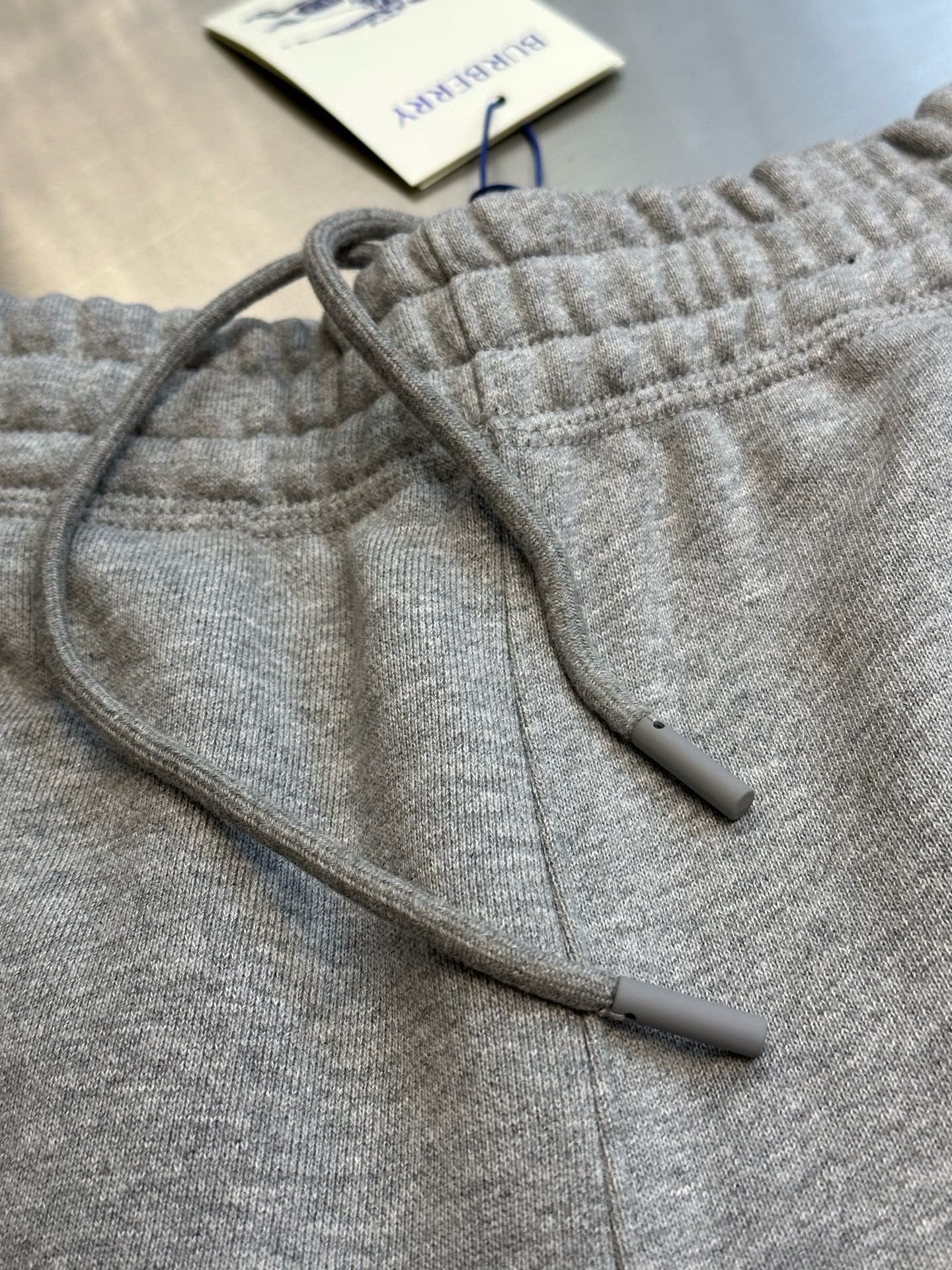 Pantalón negro y gris