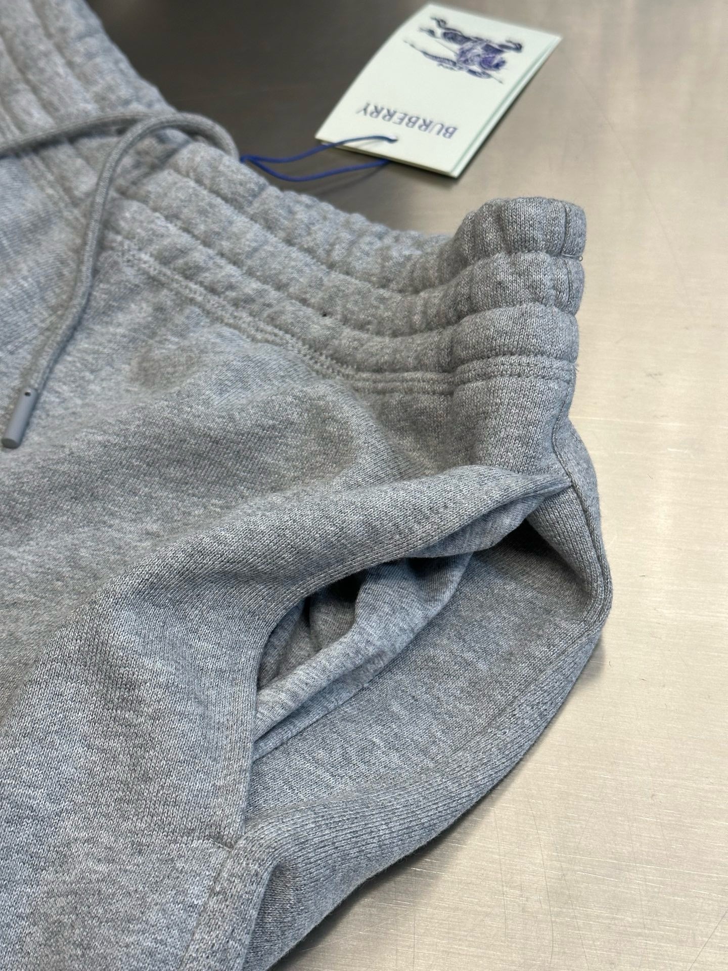 Pantalón negro y gris