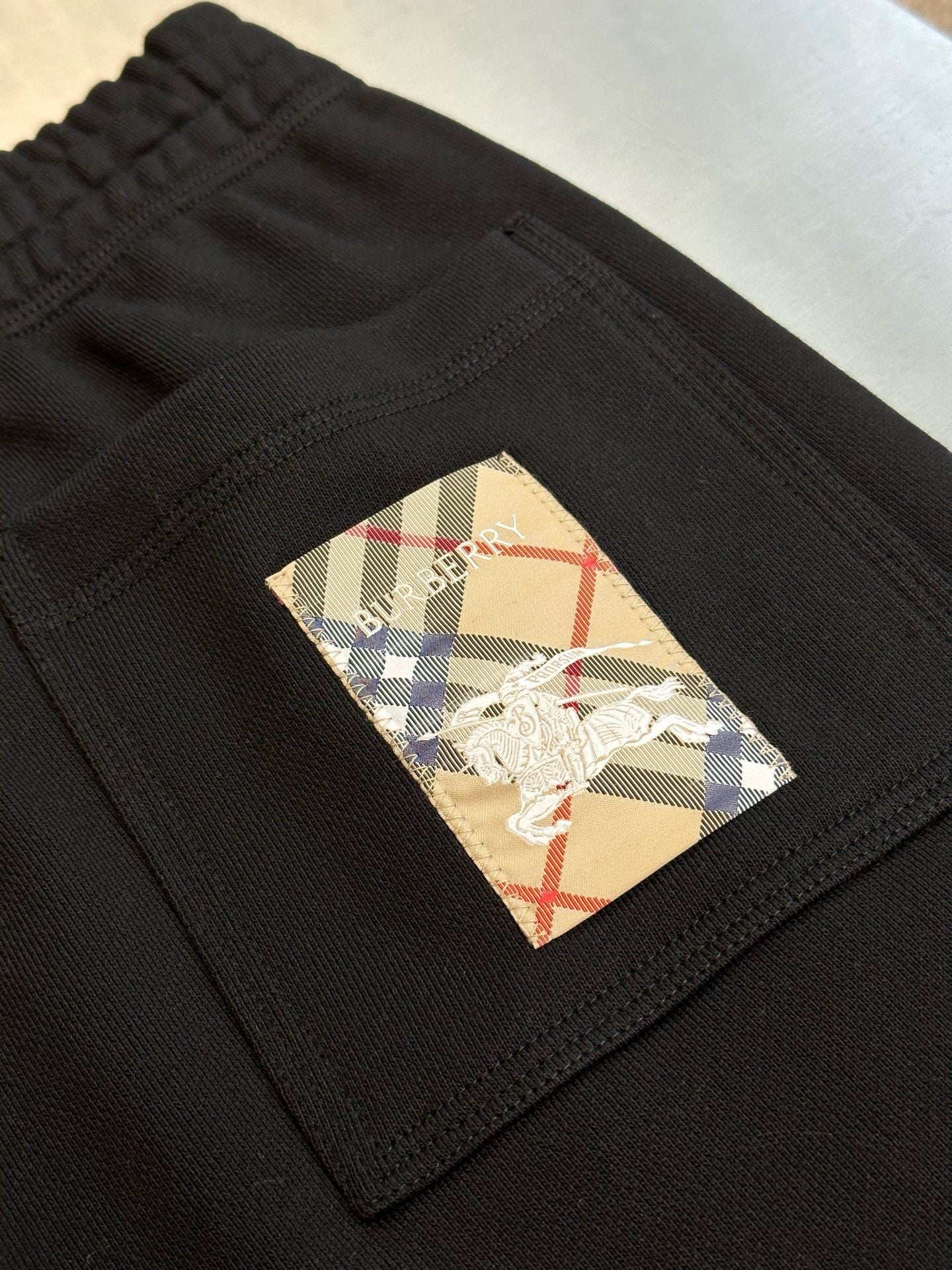 Pantalón negro y gris