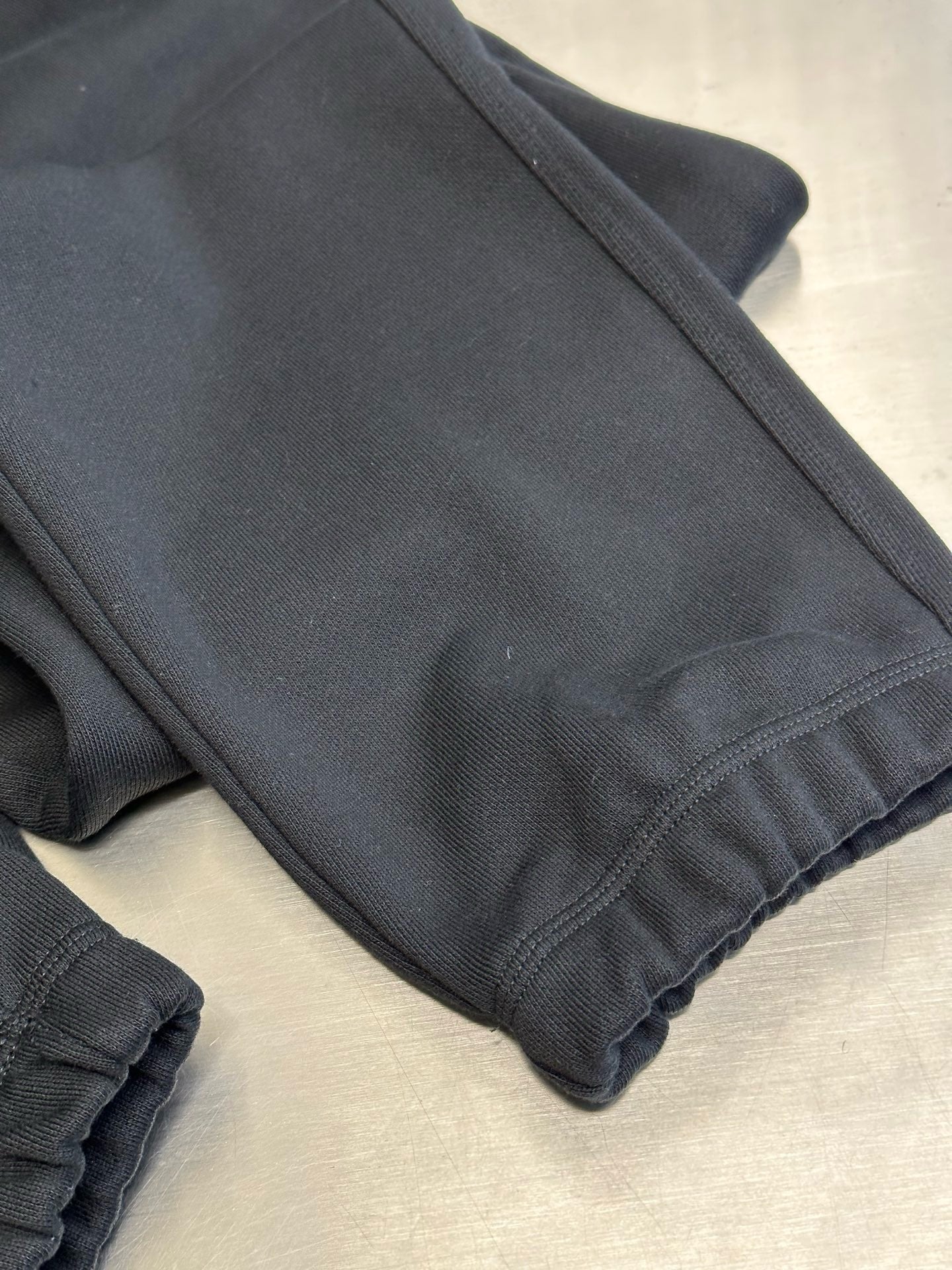 Pantalón negro y gris