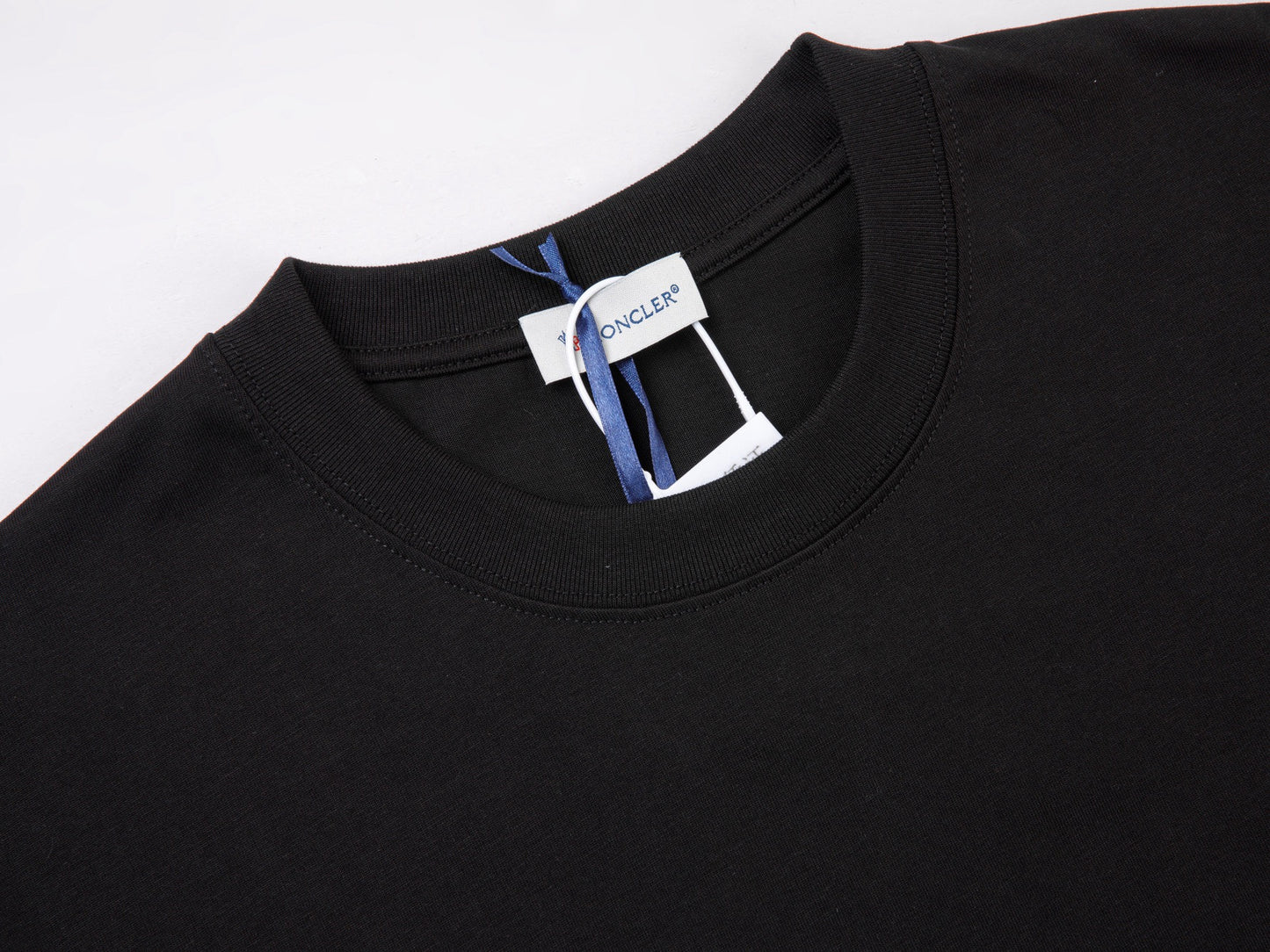 Camiseta negra y caqui