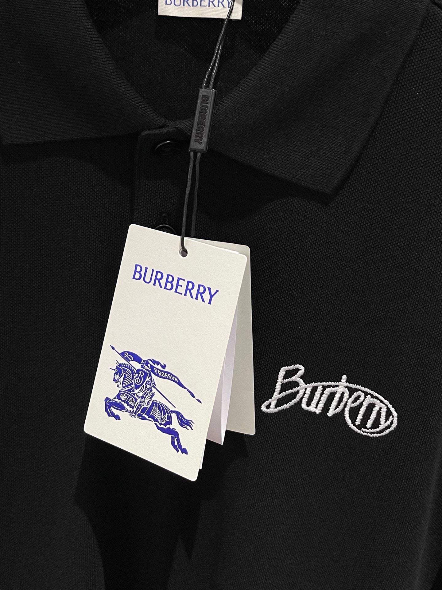 Hellblaues und schwarzes Polo