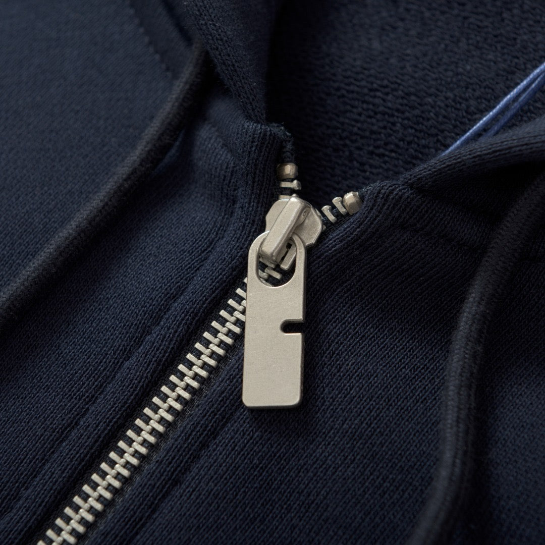 Schwarze und dunkelblaue Jacke