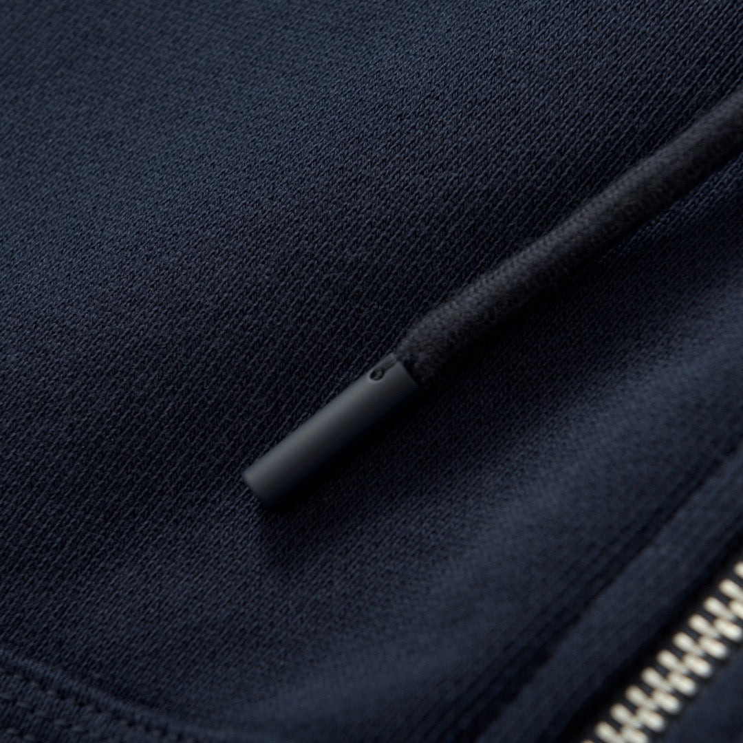 Schwarze und dunkelblaue Jacke