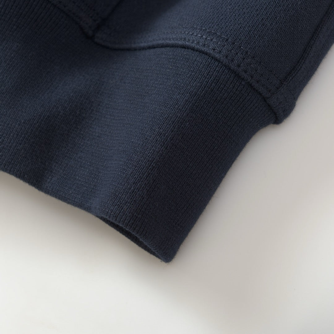 Schwarze und dunkelblaue Jacke