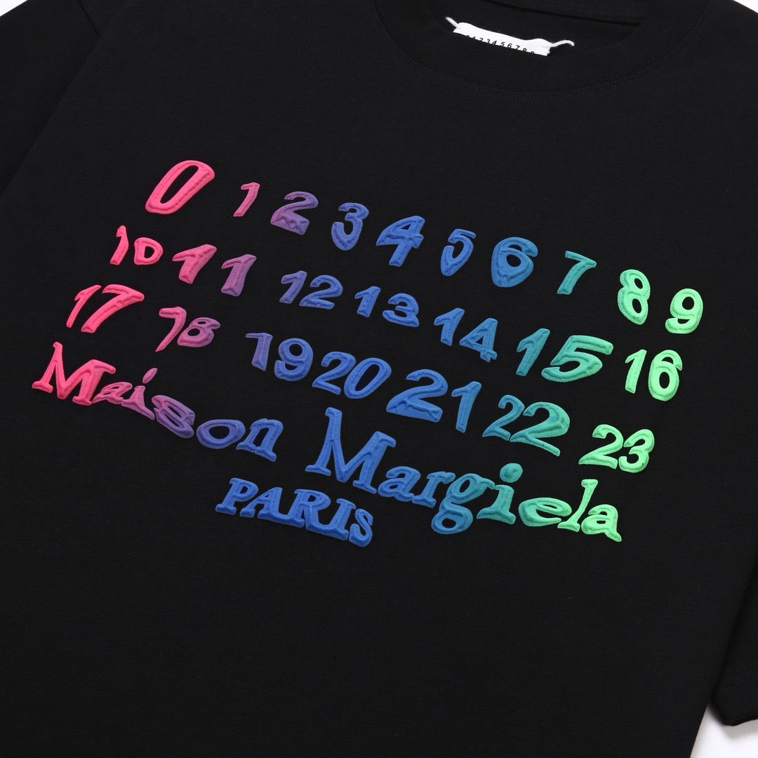 Schwarz-weißes T-Shirt