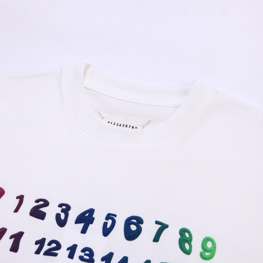 Schwarz-weißes T-Shirt