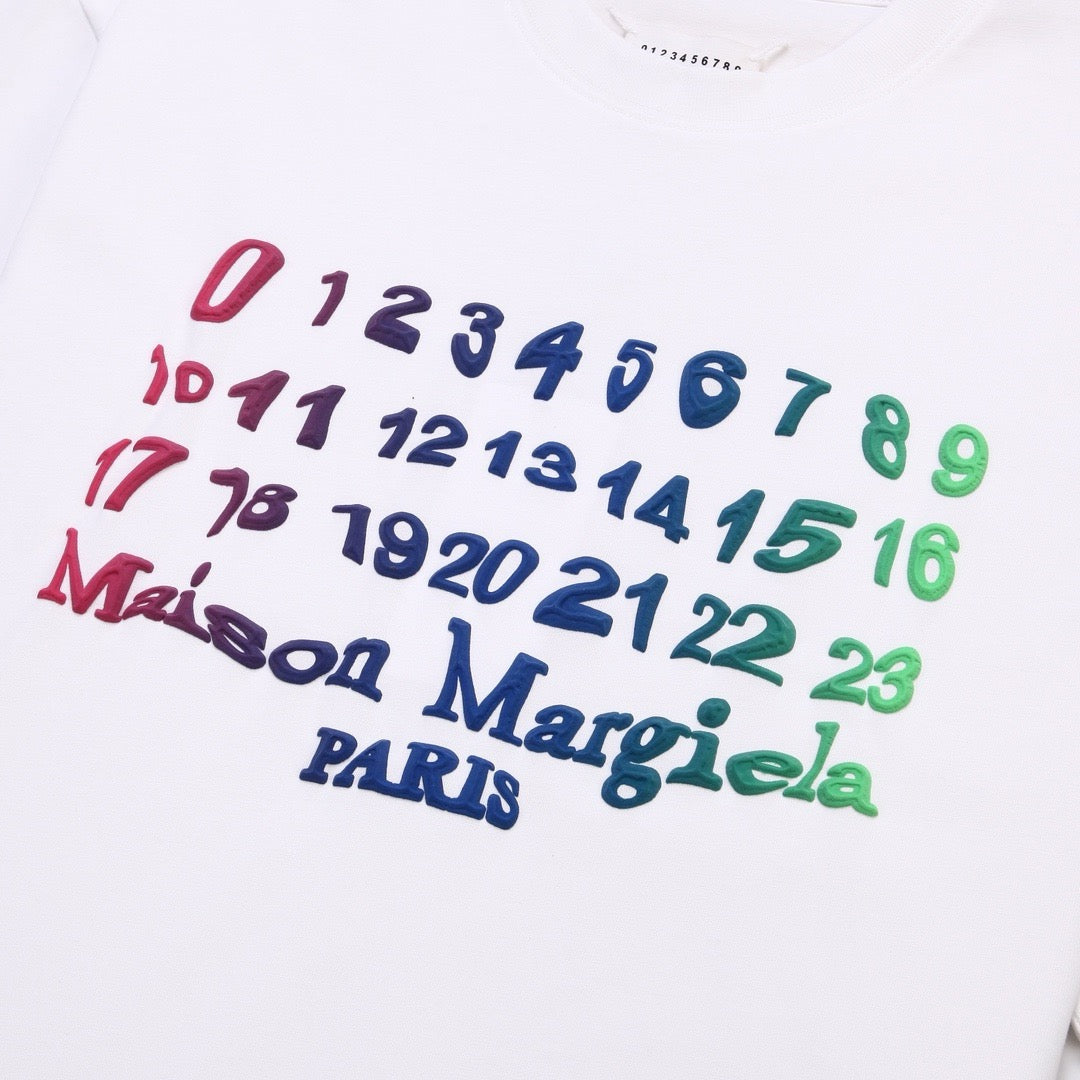Schwarz-weißes T-Shirt