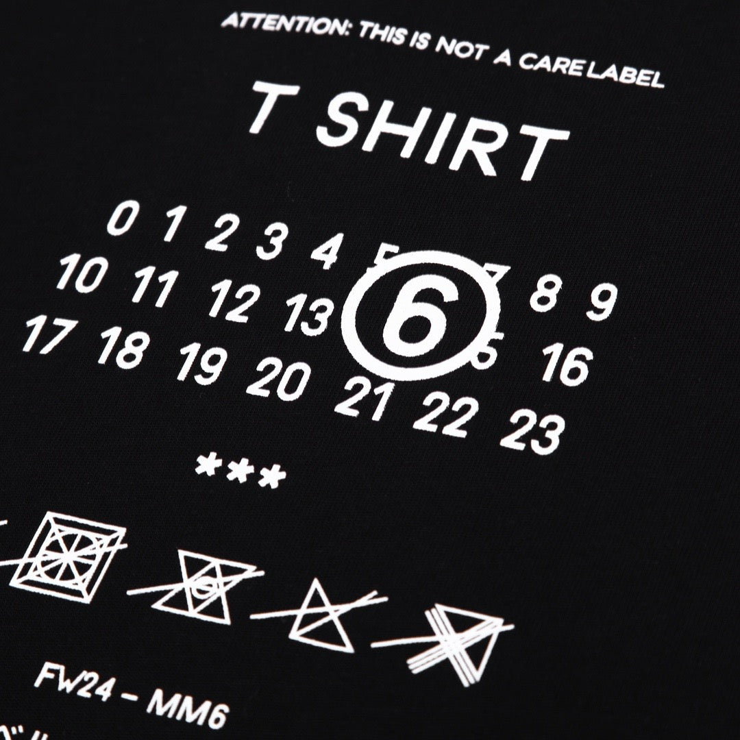 Schwarz-weißes T-Shirt