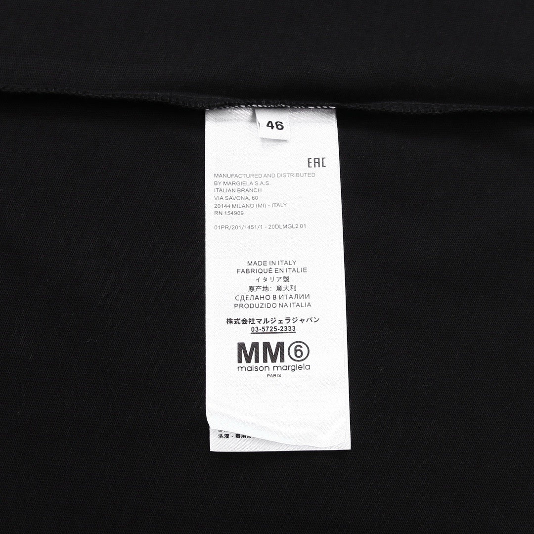 Schwarz-weißes T-Shirt