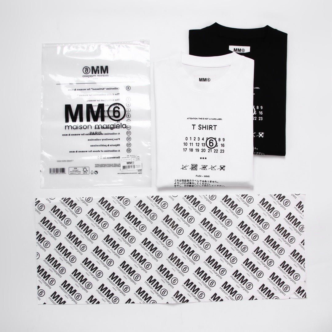 Schwarz-weißes T-Shirt