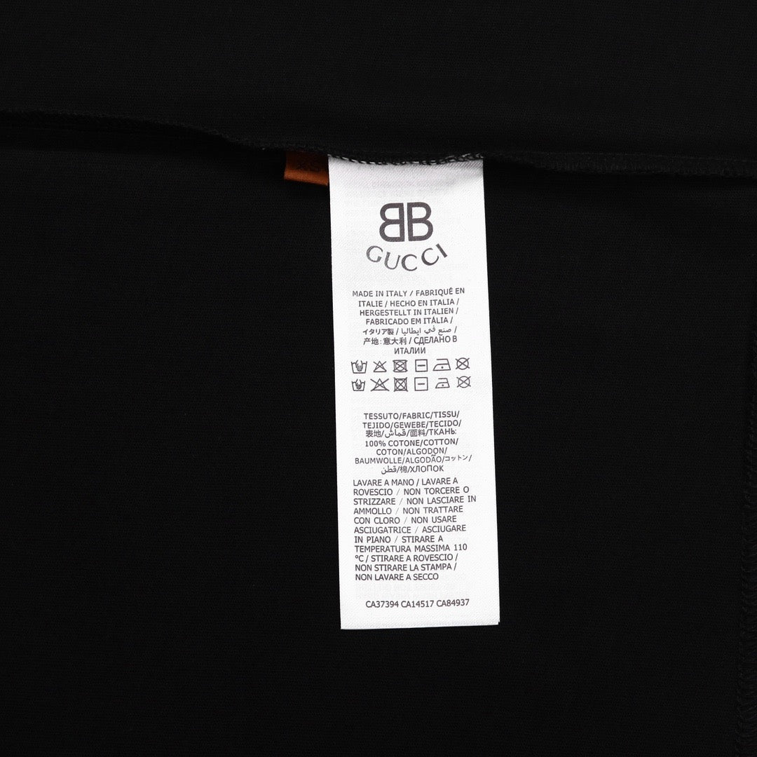 Schwarz-weißes T-Shirt