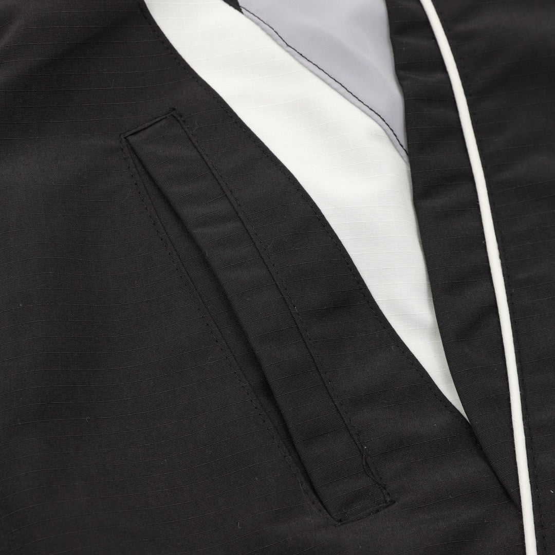 Schwarze und weiße Jacke