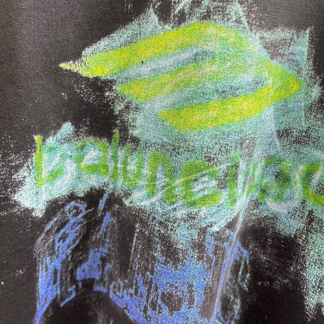 Schwarzes und hellgrünes T-Shirt