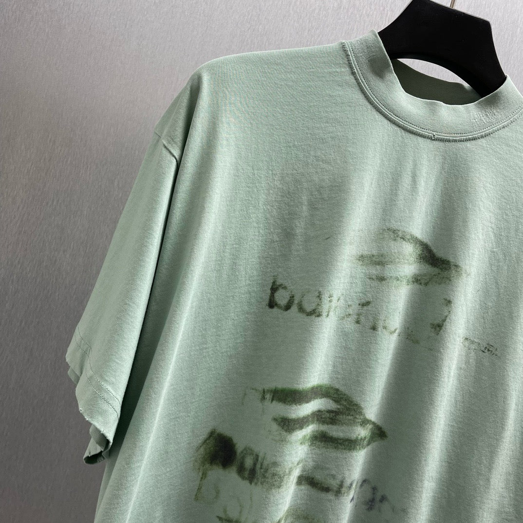 Schwarzes und hellgrünes T-Shirt