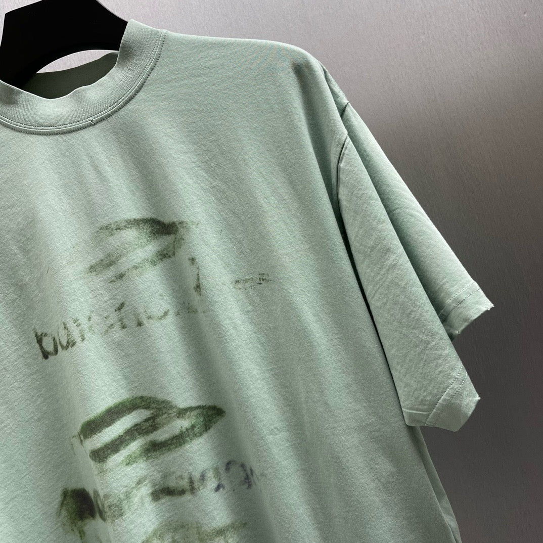 Schwarzes und hellgrünes T-Shirt