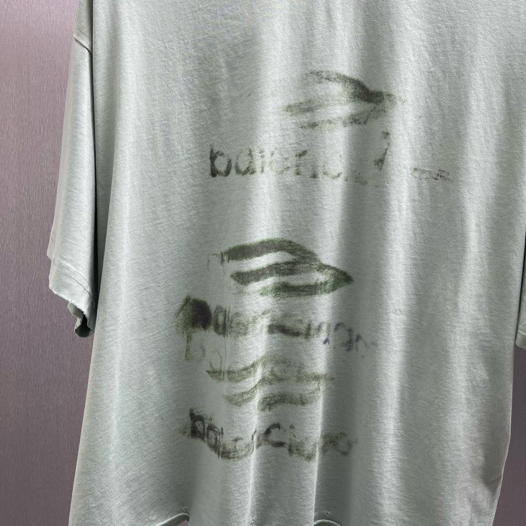 Schwarzes und hellgrünes T-Shirt
