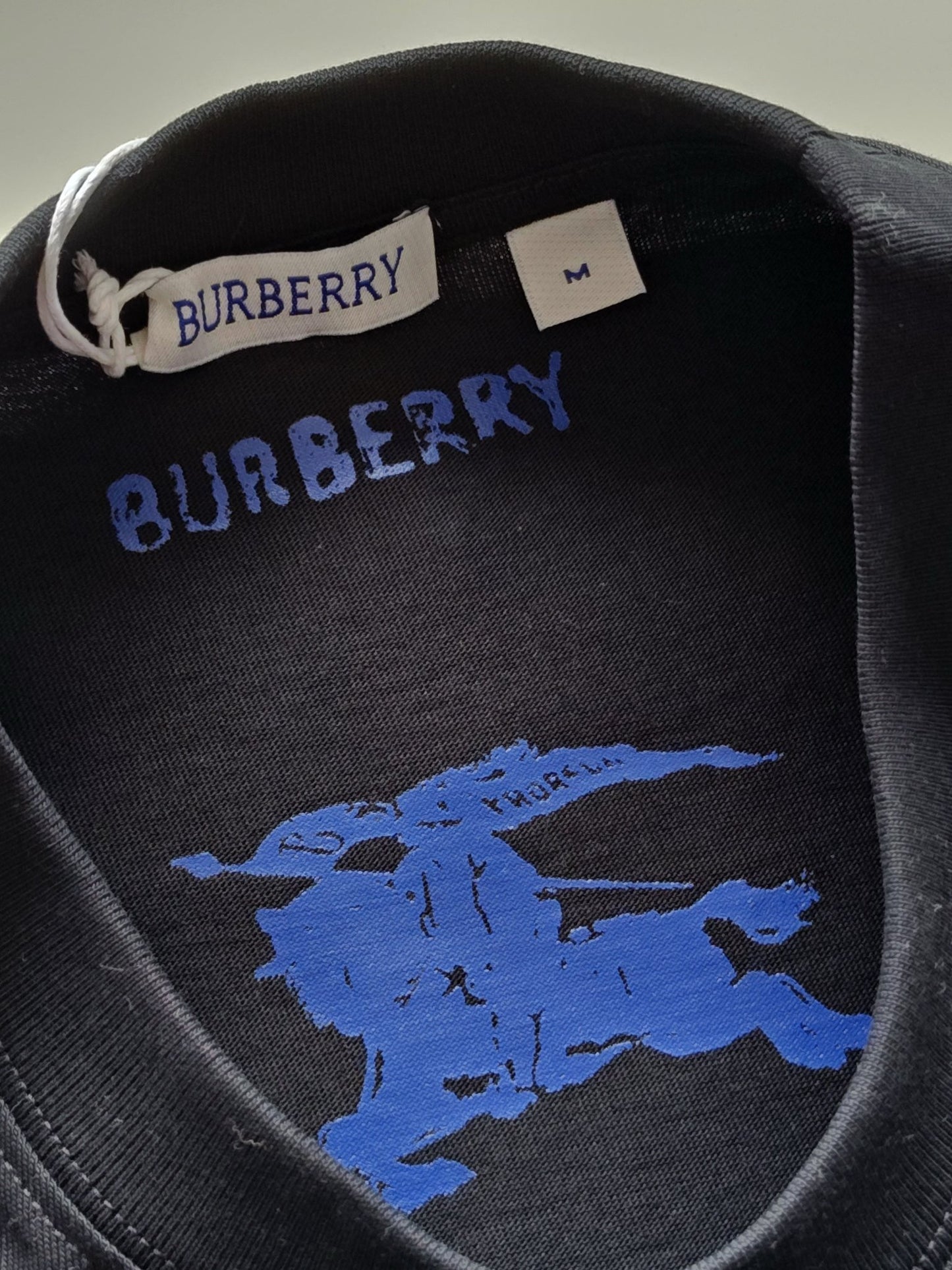 Schwarz-weißes T-Shirt