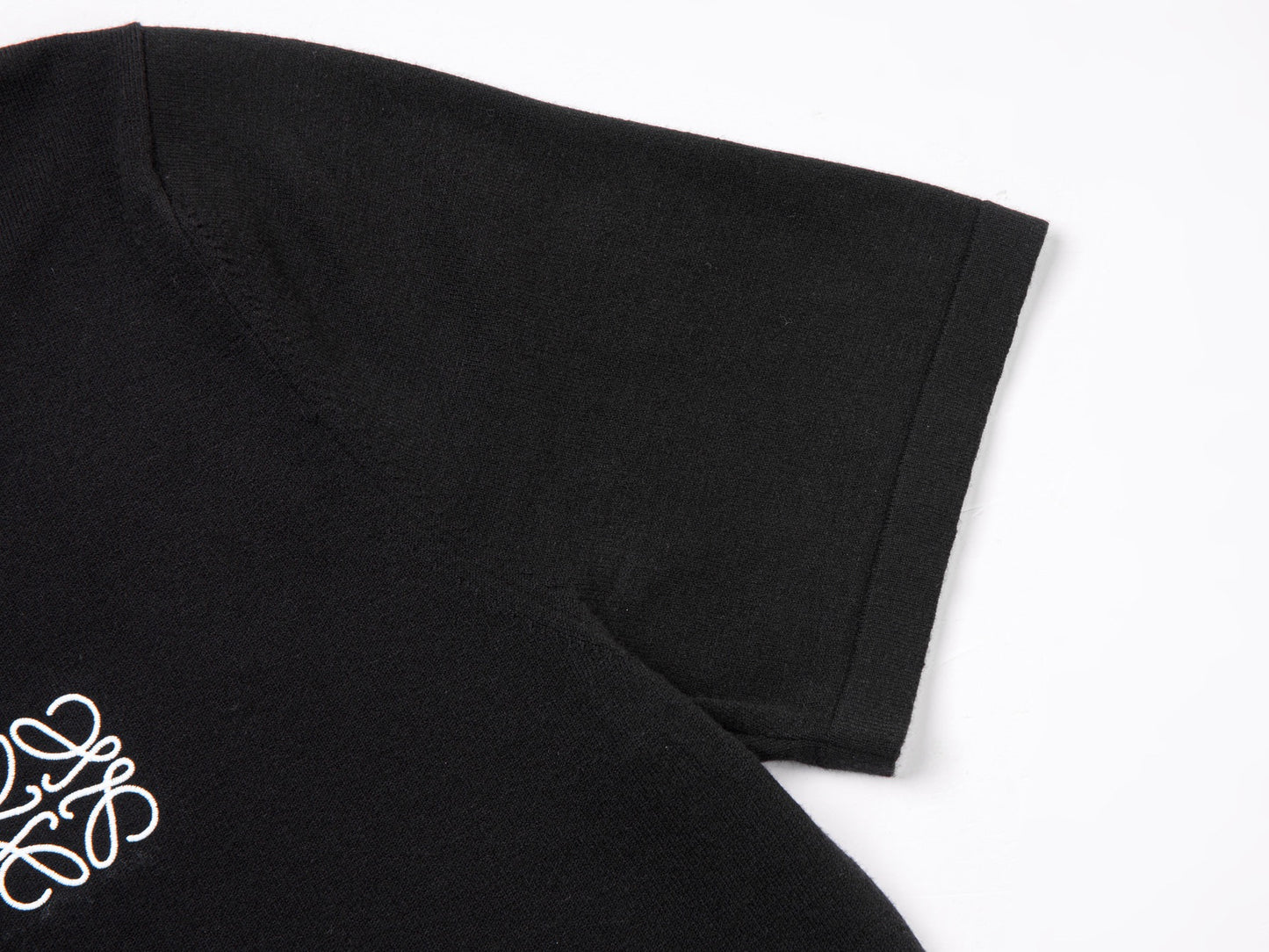 Camiseta negra y gris