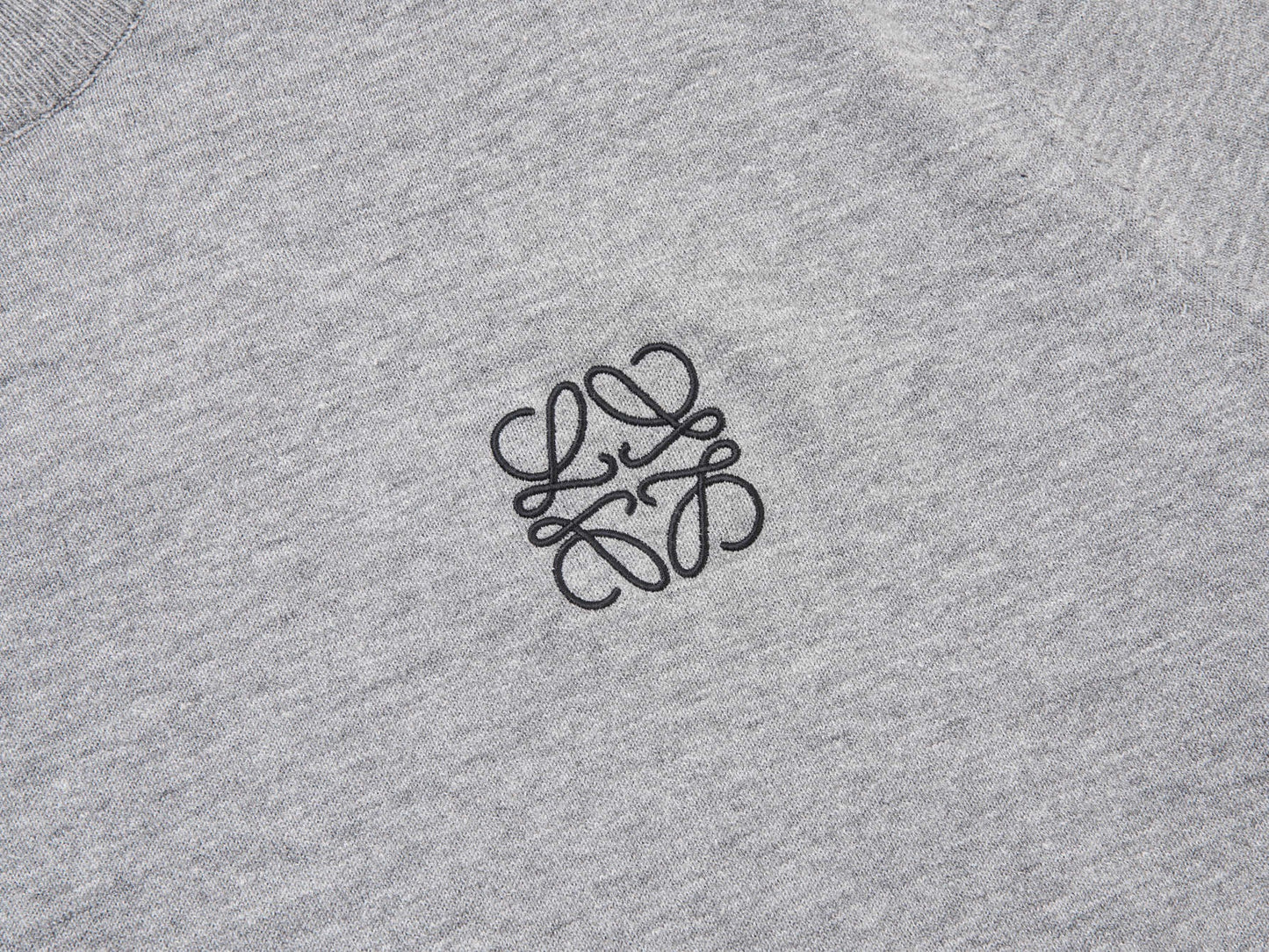 Camiseta negra y gris