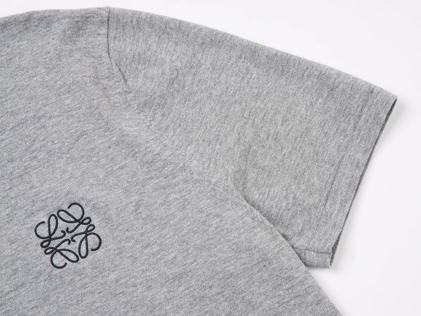 Camiseta negra y gris