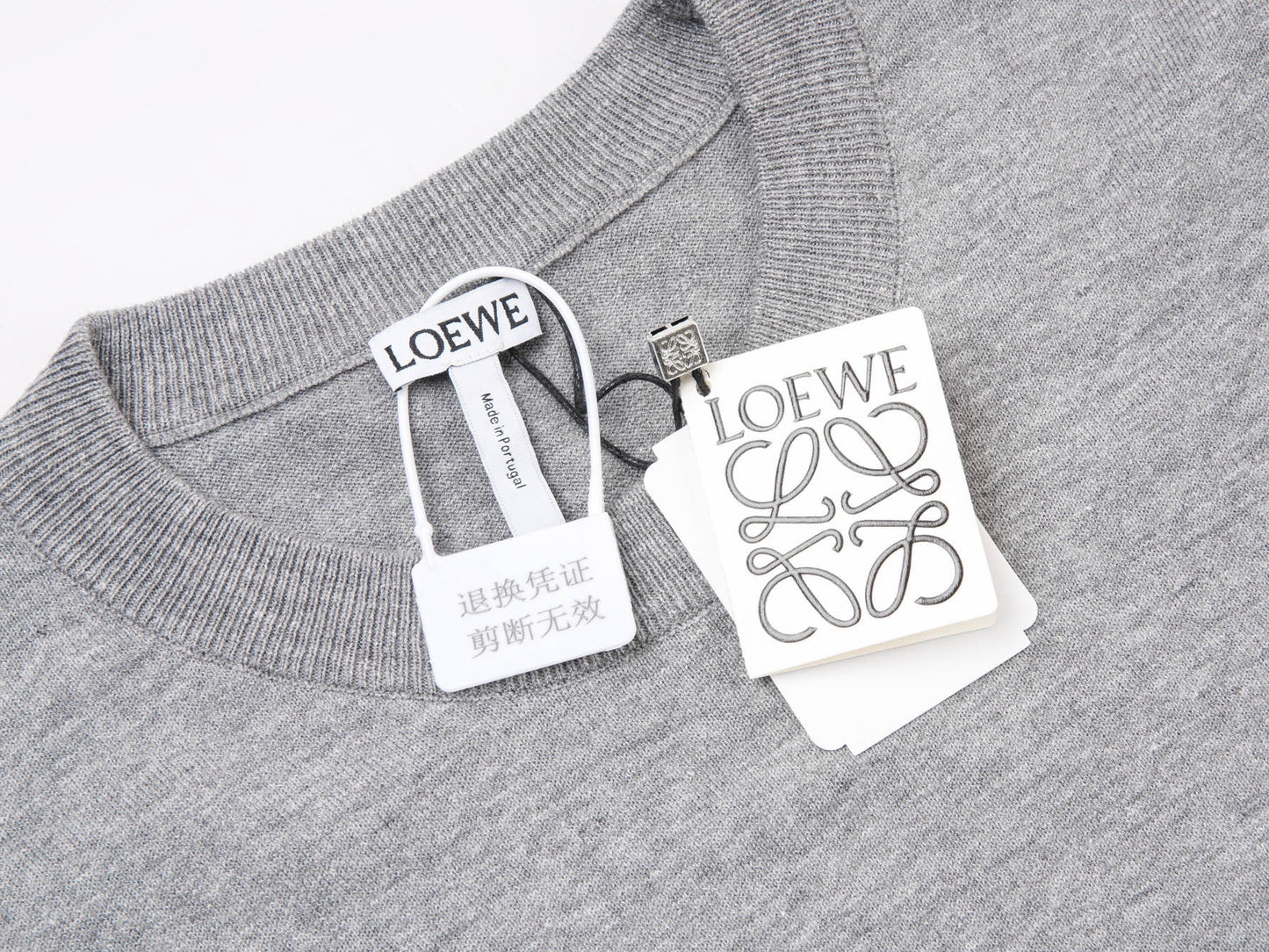 Camiseta negra y gris