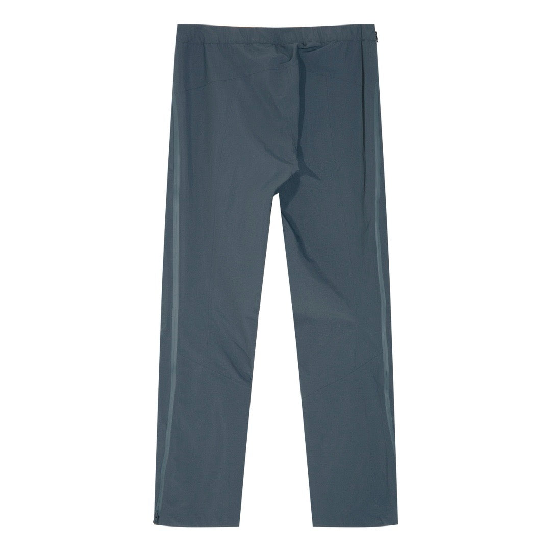 Blaue und schwarze Hose