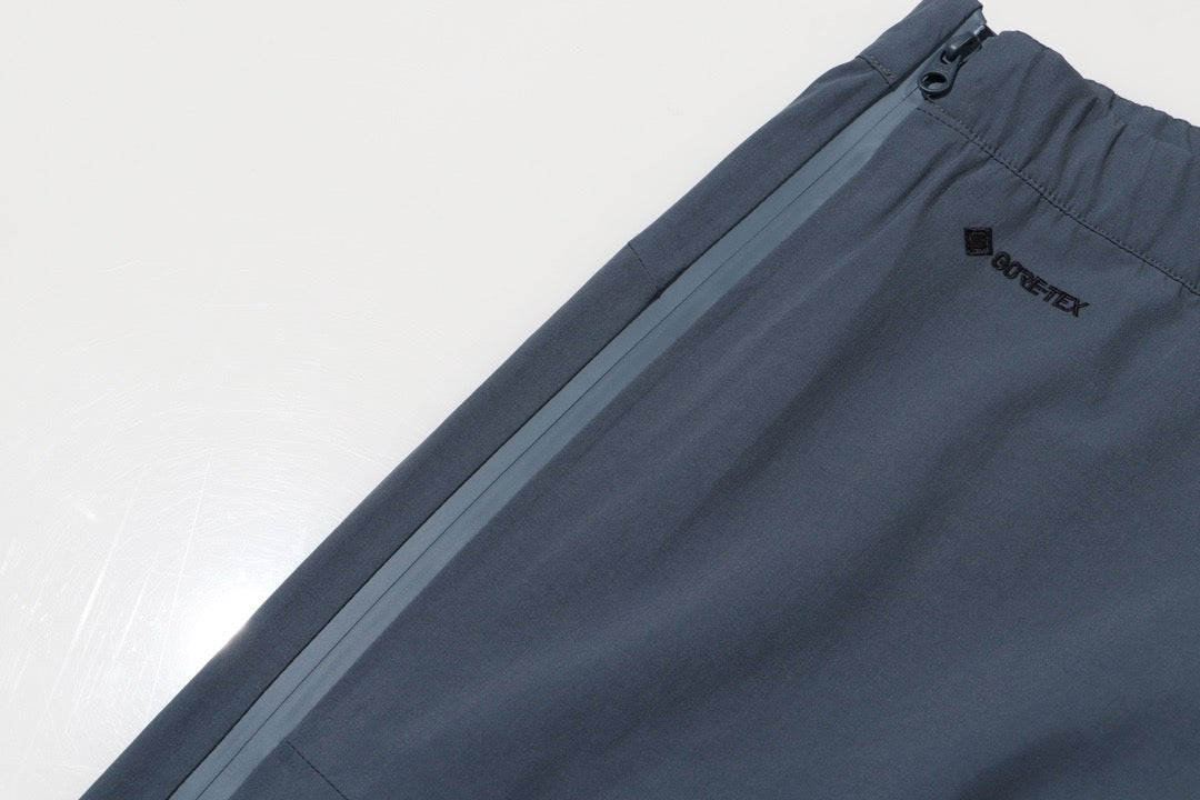 Blaue und schwarze Hose