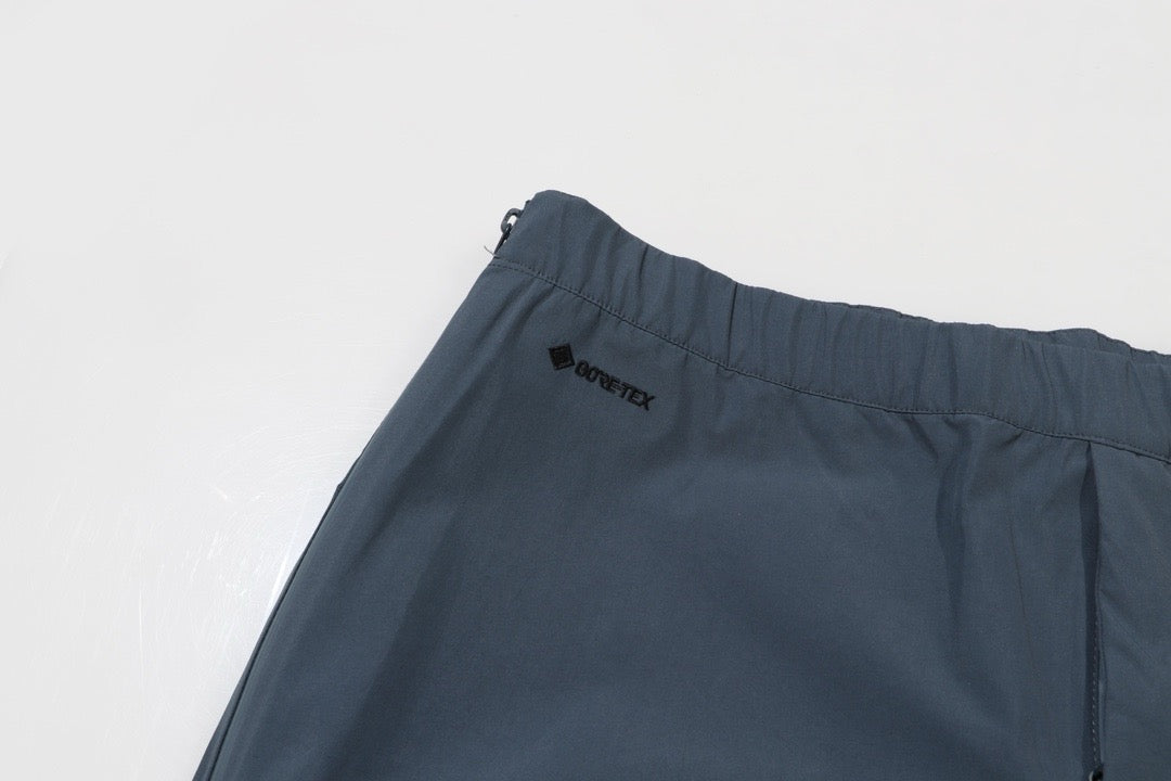 Blaue und schwarze Hose