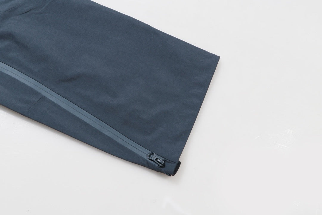Blaue und schwarze Hose